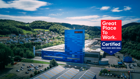 Luftbildaufnahme des VDM Metals-Standorts Werdohl mit Great Place to Work-Logo