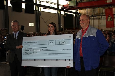 Übergabe eines Spendeschecks