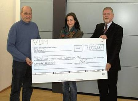 VDM Metals Vertreter übergeben Spendencheck