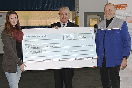 Übergabe eines Spendenschecks
